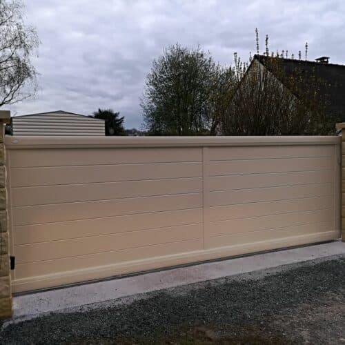 Portail coulissant ORIGIN C / L 4 x H 1,4 m / Ivoire 1015 / 44530 GUENROUET