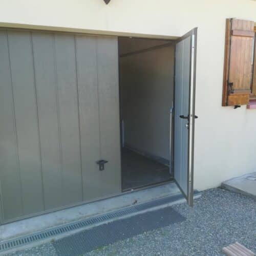 Porte de garage basculante avec portillon / SAVENAY