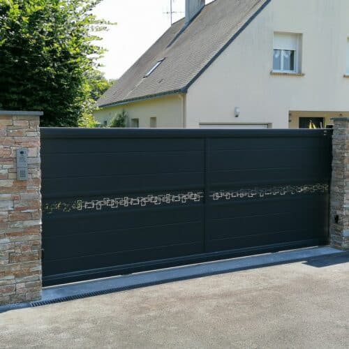 Portail coulissant / 44810 HERIC