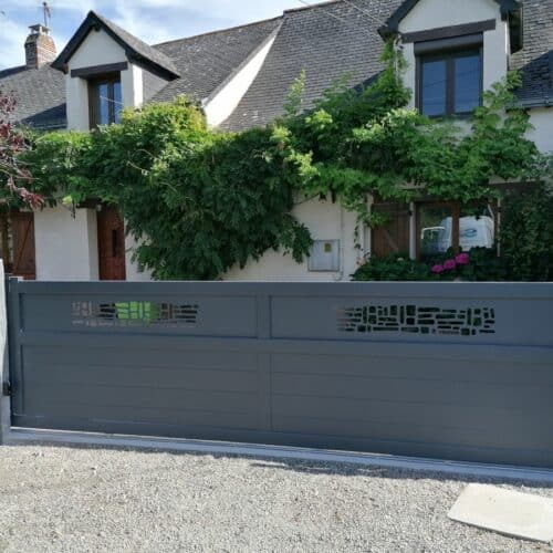 Portail coulissant / Décor / L x H m/ Gris / 44130 Blain