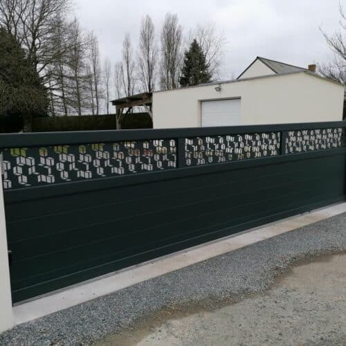 Portail coulissant METIG / Décor HUGY / Gris 7016 / 44130 LE GAVRE