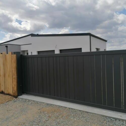 Portail coulissant CELINA / L 4 x H 1,6 m /Gris 7016 / 44130 FAY DE BRETAGNE
