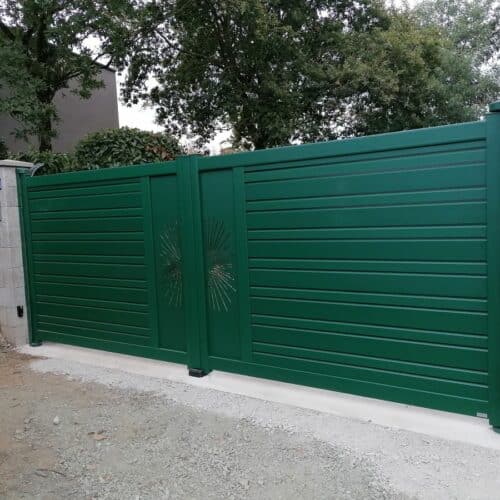 Portail 2 vantaux STROLAD / L 4 x H 1,65 m / Lames persiennées / Décor SORAN B / Vert 6005 / 44290 GUÉMENÉ-PENFAO