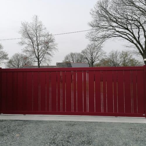 Portail CELINA Rouge 3004 / 44130 BLAIN
