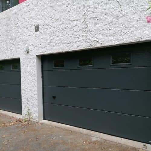 Porte sectionnelle sans nervures avec hublots Gris 7016